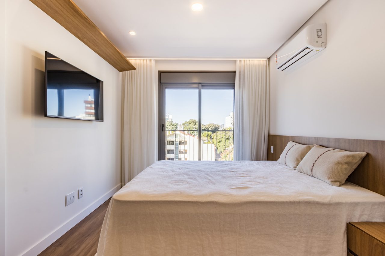 Suíte principal do apartamento decorado do Artus — vista 2 (área de estar da suíte)