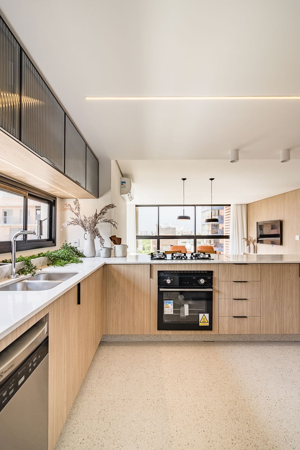 Cozinha do Z800 com bancada em pedra clara, cooktop e forno embutidos