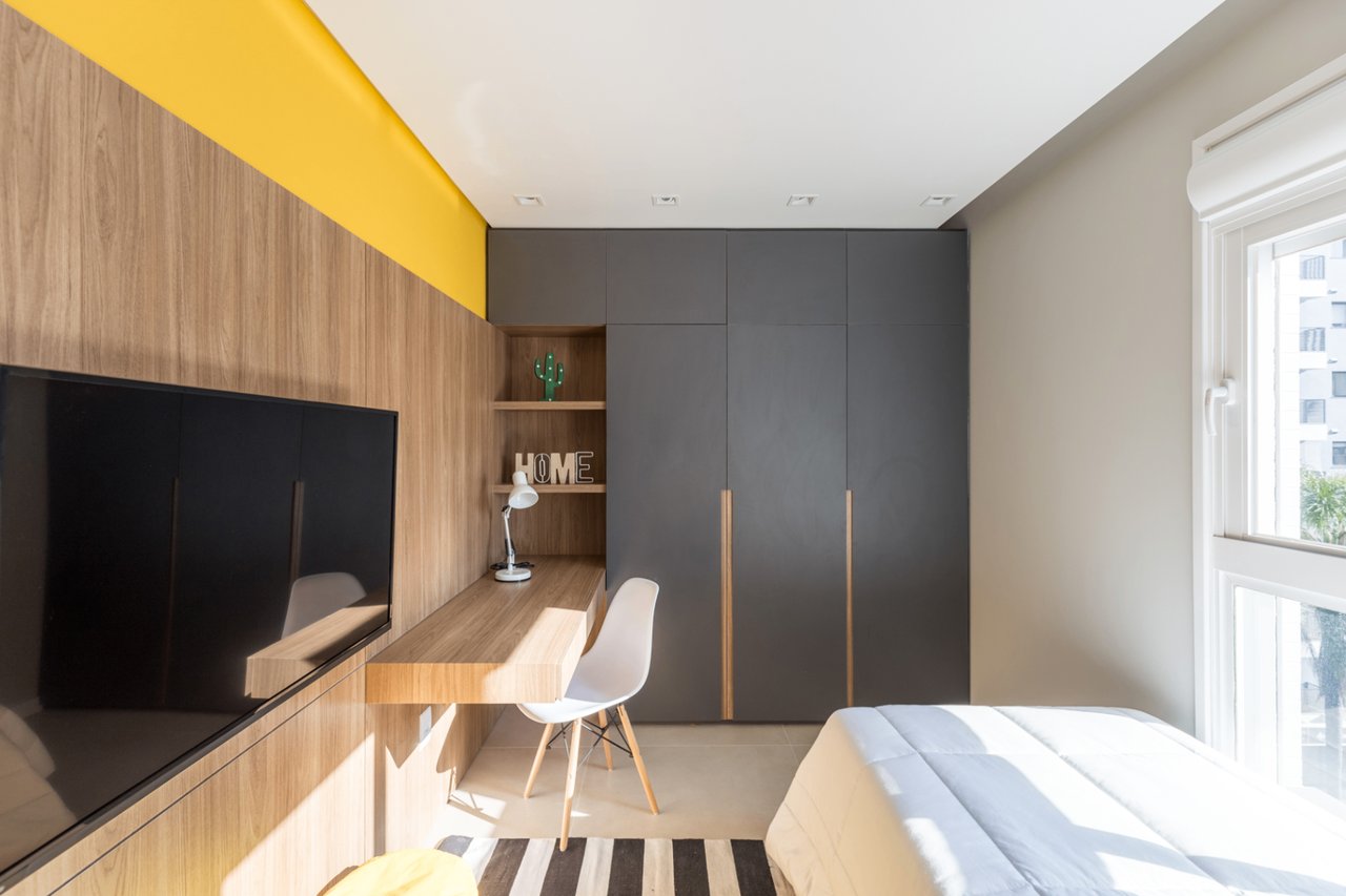 Dormitório do Sky com marcenaria em madeira e cinza, escrivaninha e detalhe em amarelo