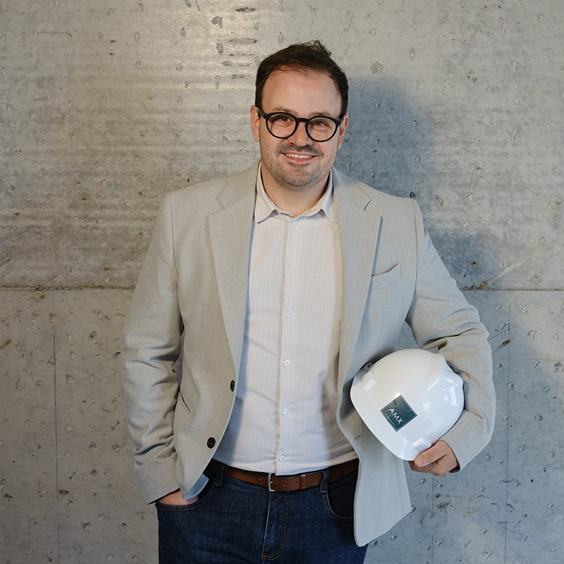 Marco Burtet, Diretor Comercial da AMX Property, com capacete branco