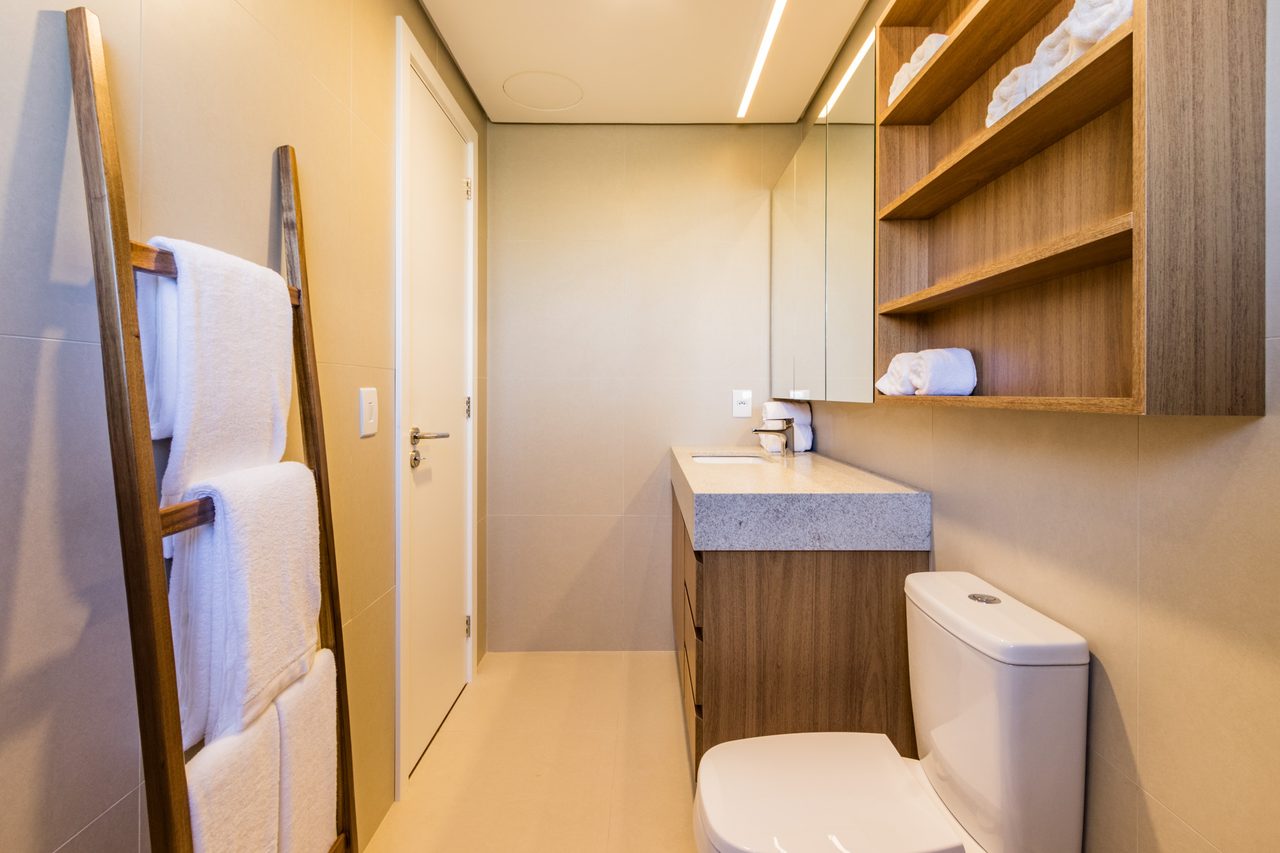 Banheiro da suíte principal do apartamento decorado do Artus