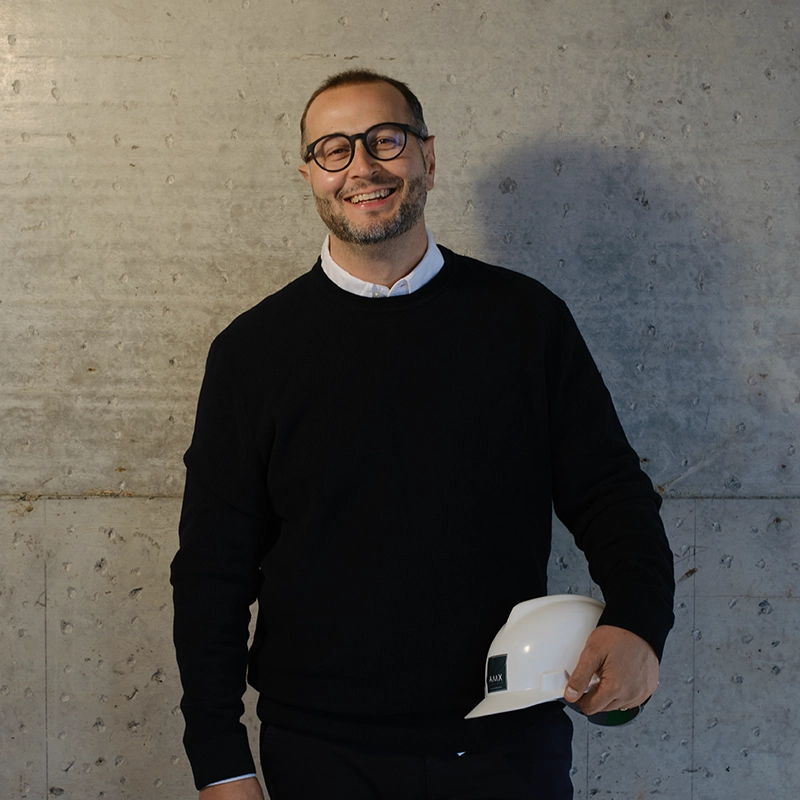 Frederico Kopper, Diretor Executivo da AMX Property, com capacete branco