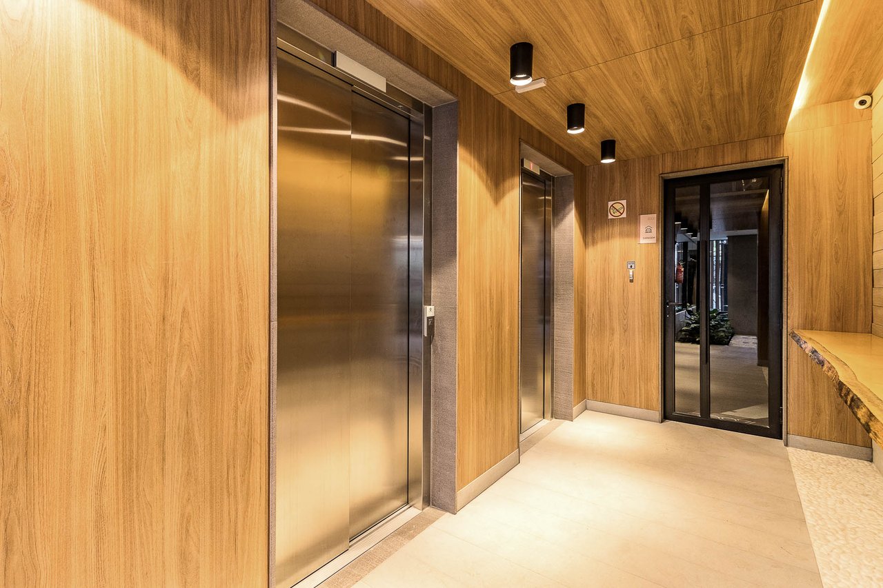 Elevadores do Z800 com portas em aço inox e revestimento amadeirado