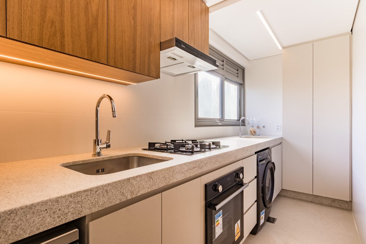 Cozinha integrada do apartamento decorado do Artus — vista 2 (bancada e ilha)