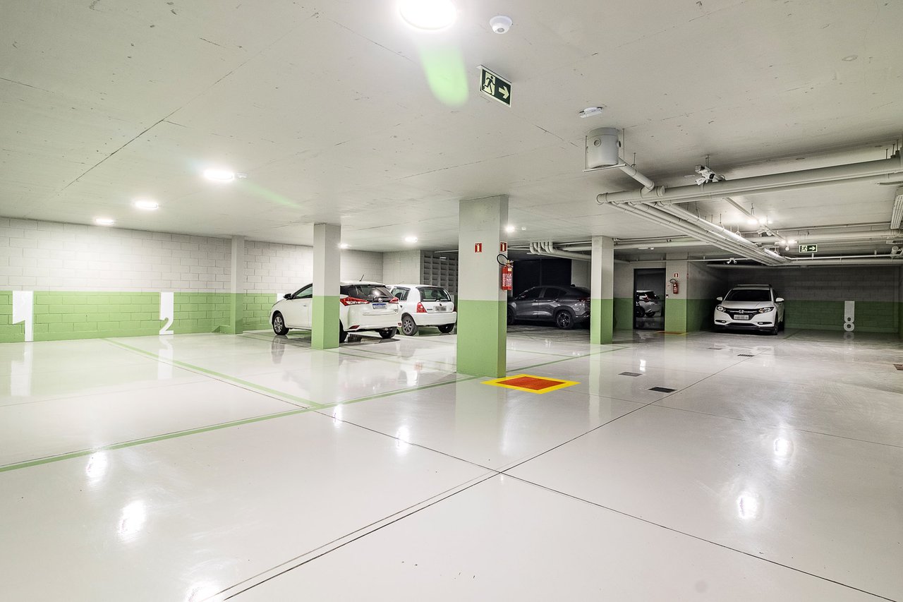 Garagem coberta do Z800 com piso epóxi, sinalização numerada e boa iluminação