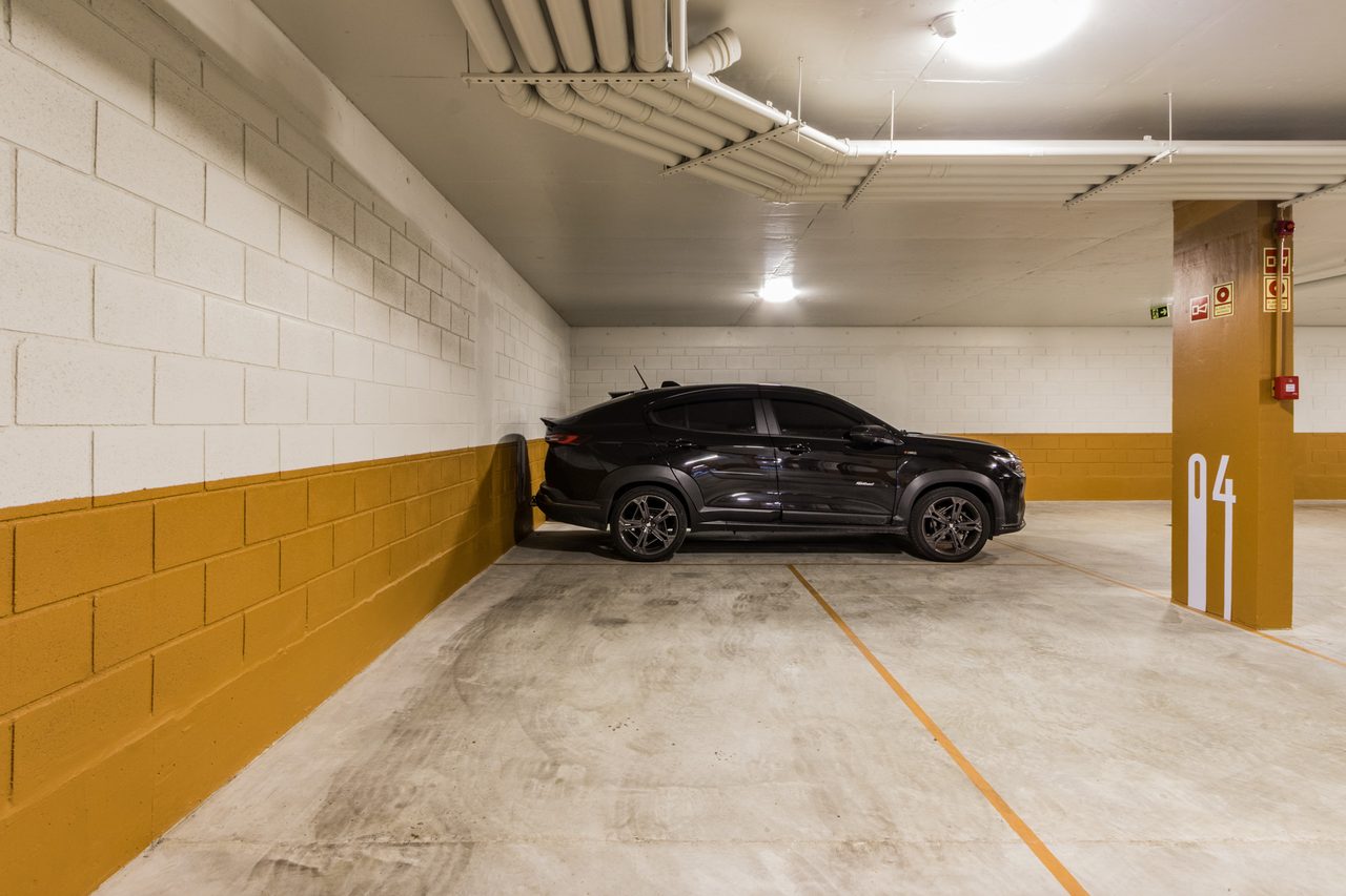 Garagem coberta do Artus com vagas demarcadas