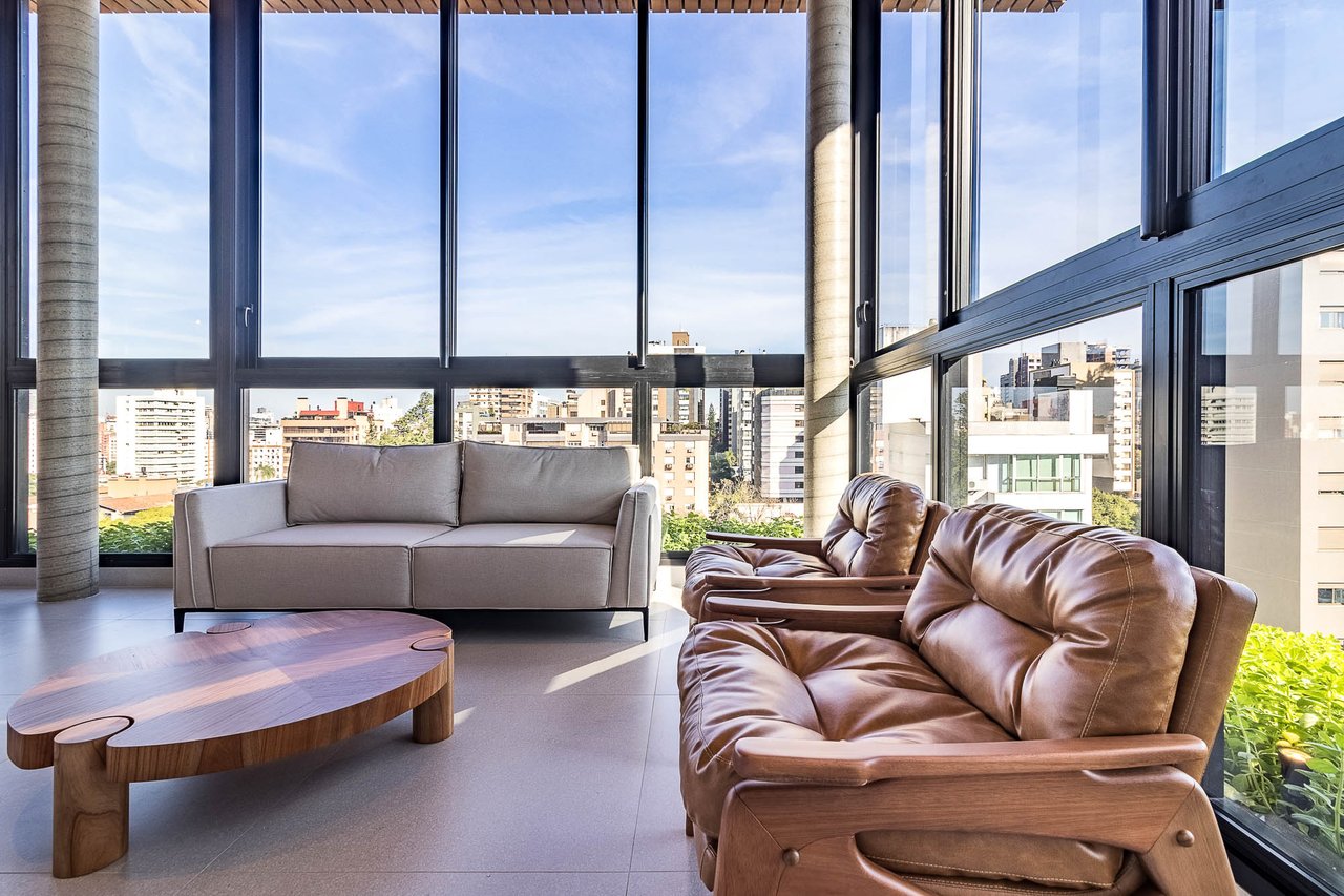 Estar do espaço gourmet do Z800 em pé-direito duplo com vidros amplos e vista para Porto Alegre